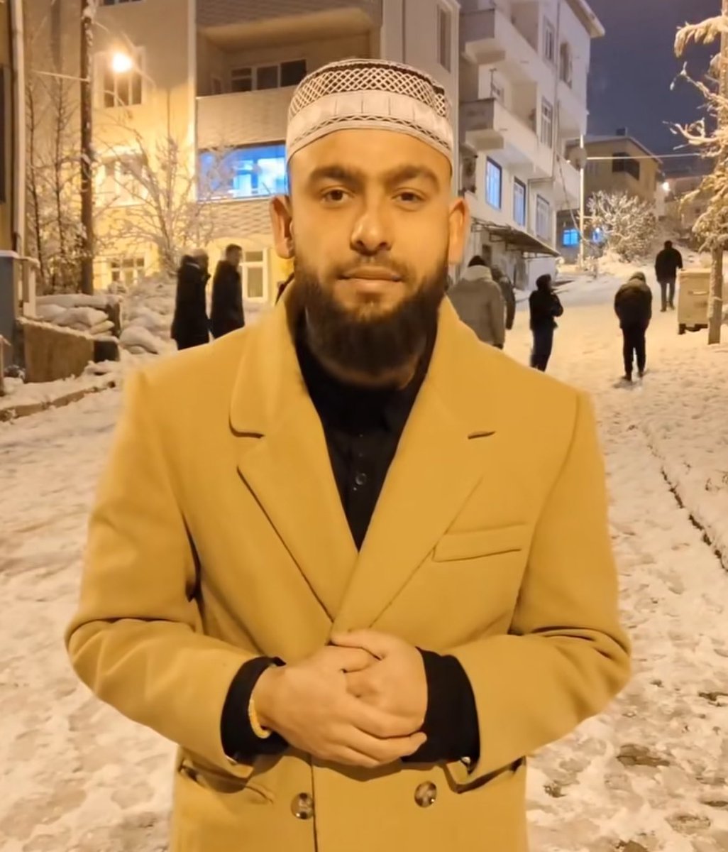 tugberk37's tweet photo. Bir ADAM çıktı…

5-6 ay önce “hav hav” diye şarkı söyleyen çocukları ve gençleri “Kâbe’de hacılar Hû der Allah” ilahisine aşık ettirdi.

Helal olsun 👏🏻 https://t.co/SJb59nWkG5