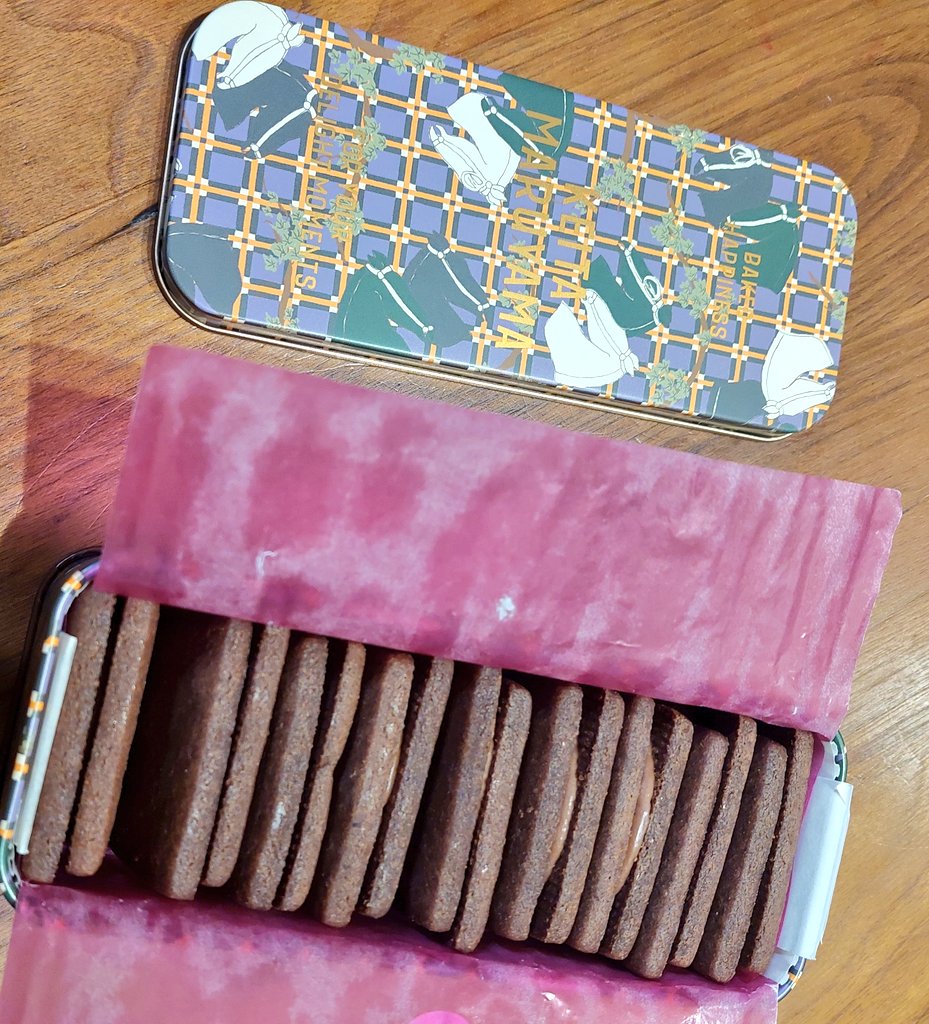 初めて食べたのだけれど、クッキーめっちゃ好みのしっとりなやつだった。