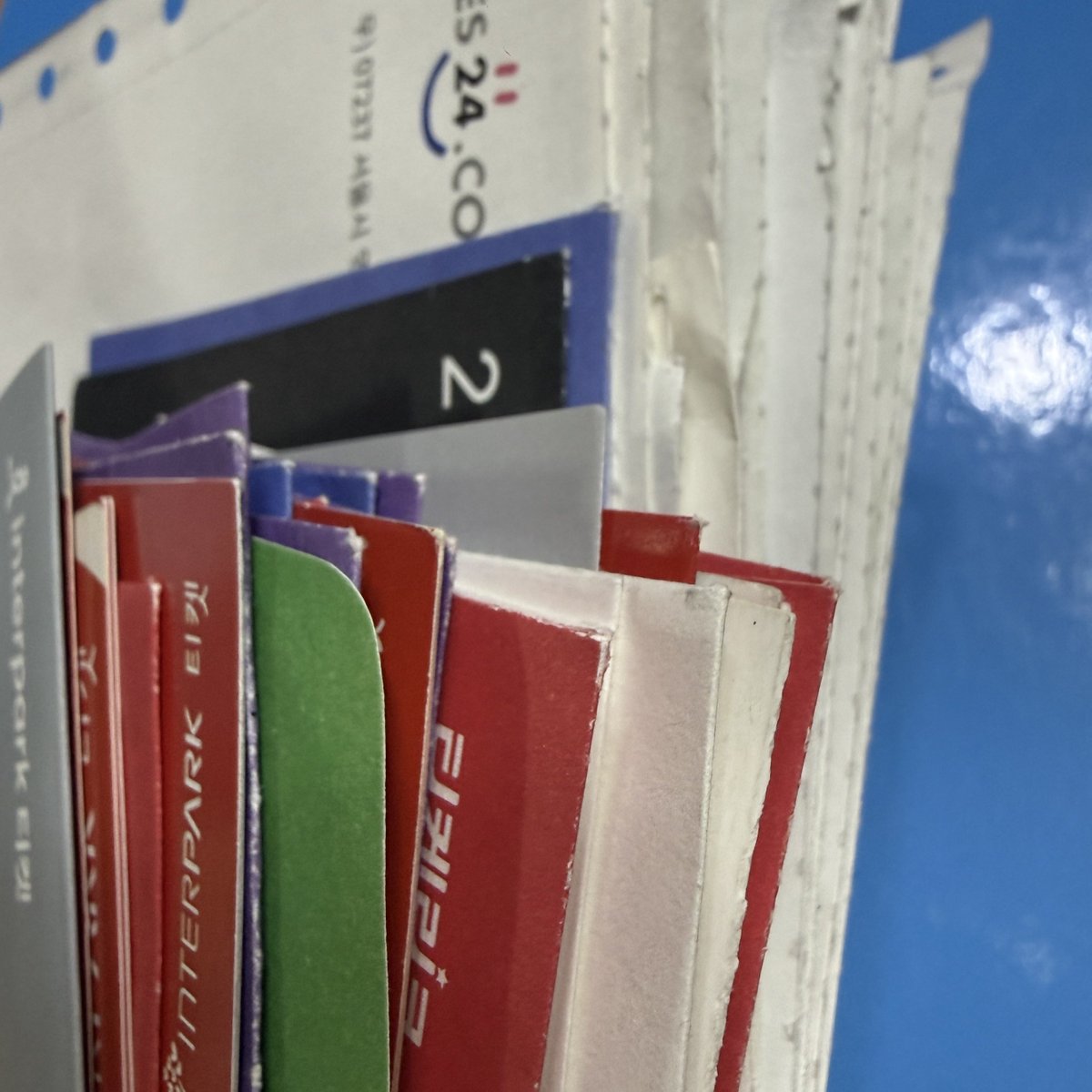 티켓 봉투는 바로바로 버리기......