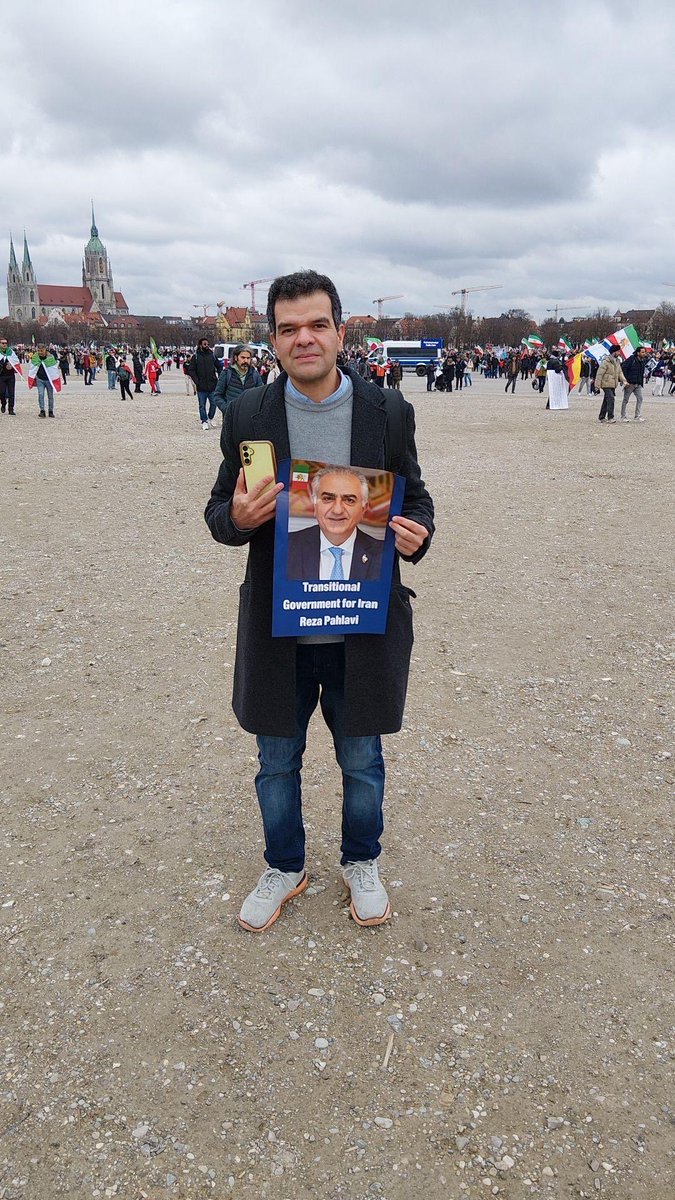Vor Ort berichtet Erik Rusch von der heutigen Demonstration in München: „Hier ist ein Meer aus iranischen Flaggen mit dem Symbol der neuen Revolution – dem Löwen und der Sonne, den altpersischen Symbolen – und immer wieder der Ruf nach dem Schah als neuem Führer des Landes: ‚Lang