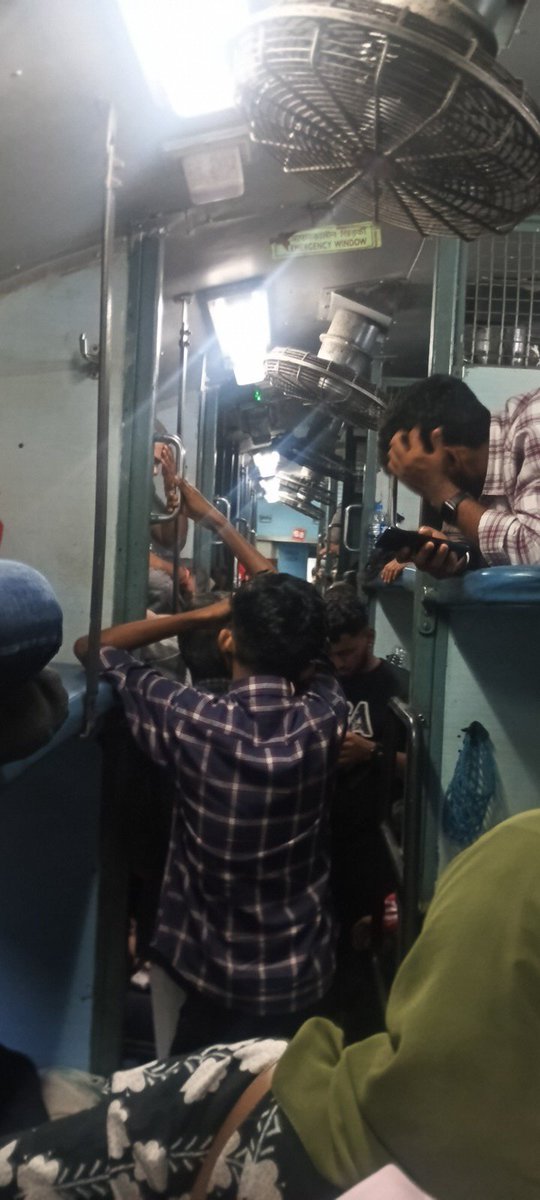 Keshavx07's tweet photo. @IRCTCofficial @RailMinIndia 
I am travelling on 16346 Netravati Express but there are many passengers with unreserved tickets travelling in this train so common people are facing a lot of problems while travelling. 
Plz take a immediate action https://t.co/Sk2HoTONPf