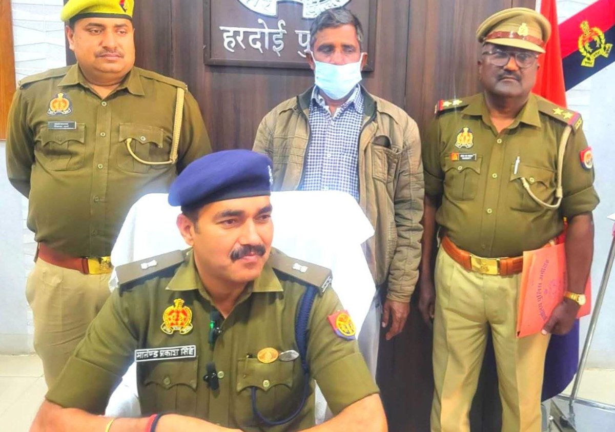 हरदोई-ब्लाइंड मर्डर का खुलासा
शाहाबाद कोतवाली के अमिरता गांव में 12 फरवरी को खेत में मिले महिला के शव के मामले का पुलिस ने 48 घंटे में खुलासा कर दिया है,प्रेम प्रसंग उजागर होने के डर से आरोपी ने फावड़े से वार कर महिला श्रीदेवी की हत्या कर दी थी,<a href="/hardoipolice/">Hardoi Police</a>