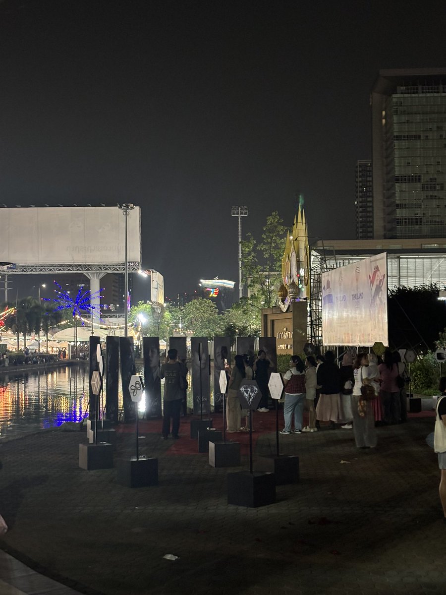 ปรากฏการณ์นี้น่ากลัวมากกกก การรวมตัวของ EXO-L เพื่อมารอต่อคิวถ่ายรูปกับโปรเจค EXOตั้งแต่สายยันดึก และอะไรคือการที่เดินเข้าร้านขายของสะสมแม่ค้าทุกร้านพร้อมใจกันบอกว่าของ EXO หมดทั้งๆที่ลูกค้ายังไม่ได้ถามมม  ไม่อยากนึกถึงวันกดบัตรคอนวงเลย 😭#exo #EX9inBKK #SMTOWNLIVE2025_26_BANGKOK