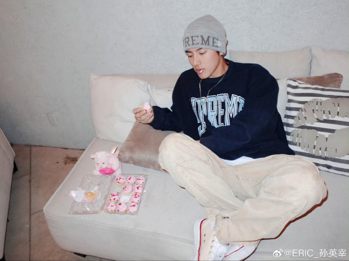 deobimom's tweet photo. #ERIC #에릭 from weibo

B my Valentine? 💝 https://t.co/LGv2wvE9c1