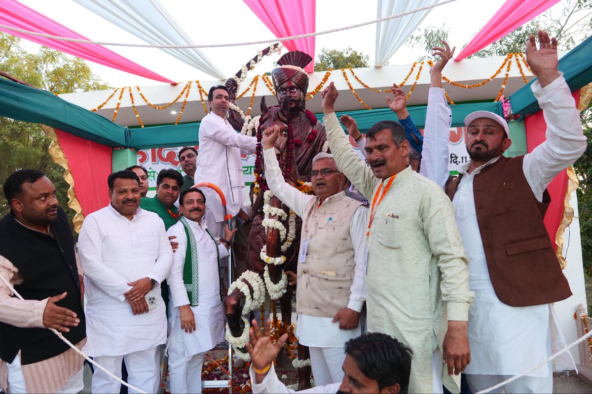 jayantrld's tweet photo. बीसावर, हाथरस में वीर गोकुला जाट को श्रद्धांजलि अर्पित की और उनकी प्रतिमा के अनावरण समारोह में सम्मिलित हुआ।

17वीं शताब्दी में उन्होंने धार्मिक और आर्थिक अत्याचारों के विरुद्ध दृढ़ संकल्प के साथ संघर्ष किया। किसानों, पशुपालकों और कारीगरों पर हो रहे अन्याय के खिलाफ आवाज़ उठाई और उन्हें अपने अधिकारों के लिए एकजुट होकर लड़ने के लिए प्रेरित किया।

तिलपत के युद्ध में गोकुला जाट के नेतृत्व में लगभग 20,000 किसानों ने लाखों की मुगल सेना के विरुद्ध असाधारण साहस, दृढ़ विश्वास और बलिदान का परिचय दिया।

अन्याय और अत्याचार के विरुद्ध उनका संघर्ष और बलिदान न केवल उस समय किसानों और स्थानीय राजाओं के लिए प्रेरणा बना, बल्कि आज भी आने वाली पीढ़ियों को अन्याय के खिलाफ डटकर खड़े होने की शक्ति देता है।