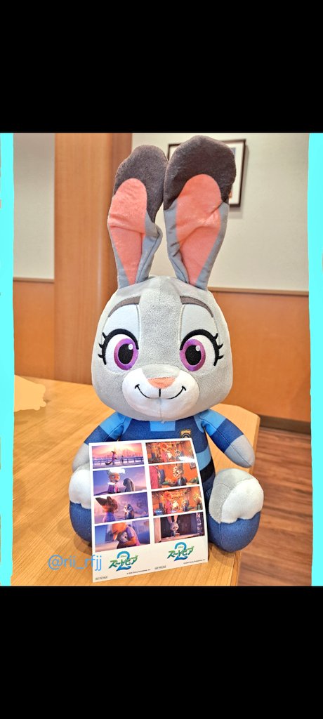 ズートピア2の入場者プレゼントのステッカー、無事にゲットできた。可愛い!!
普段は行かない映画館で鑑賞したけど、ほぼ満席でびっくりした。まだまだ人気は衰えていないようで嬉しい。