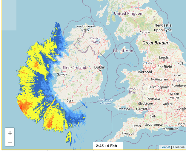MaybeQuestion's tweet photo. Is it me, or is there something odd about this rainfall radar? #Weather https://t.co/jCTlCzYs9U