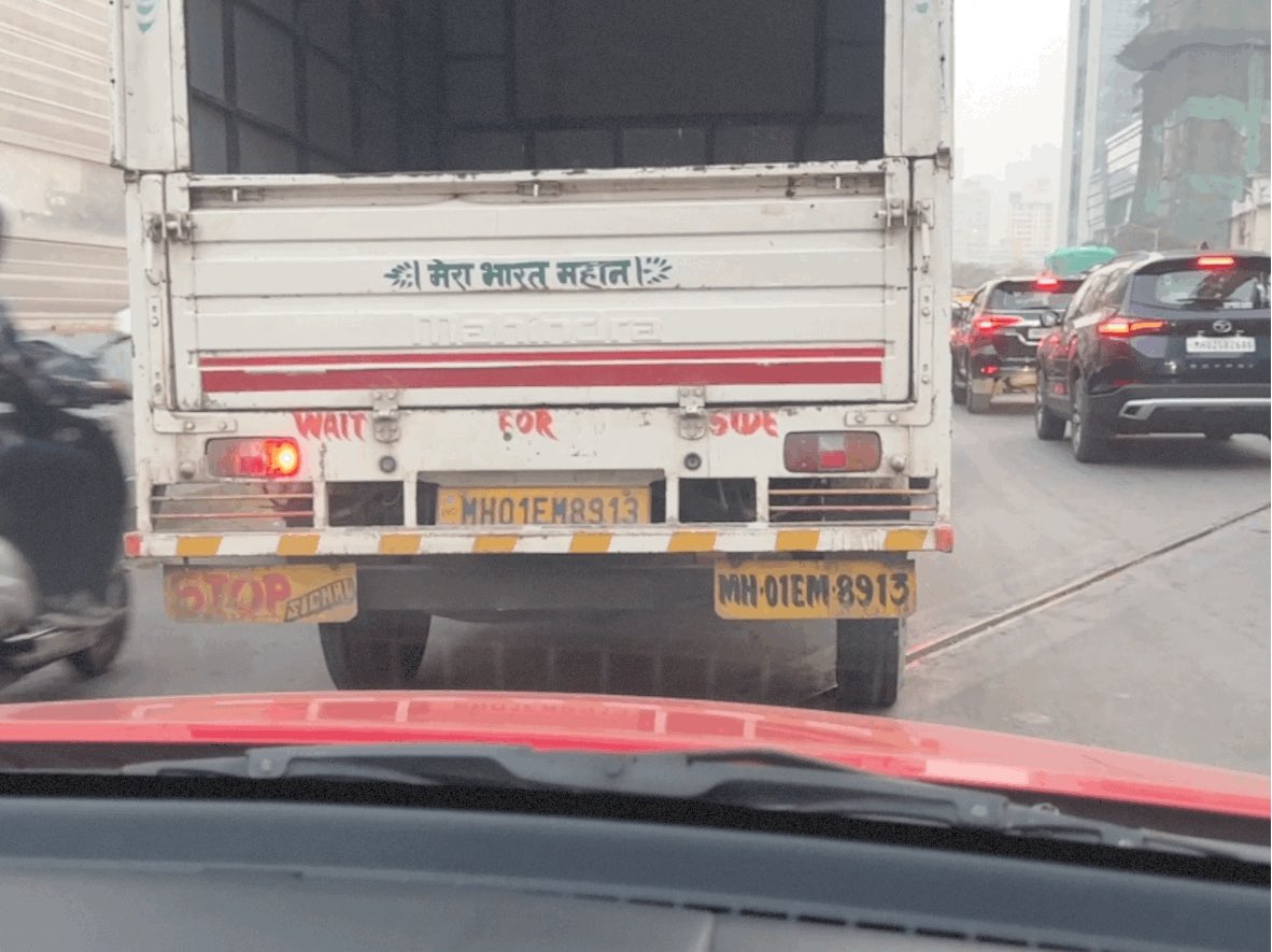 ArnavazM's tweet photo. ⁦@MTPHereToHelp⁩  this tempo only one tail light working. Accident waiting to happen https://t.co/5vsLMYVH4x