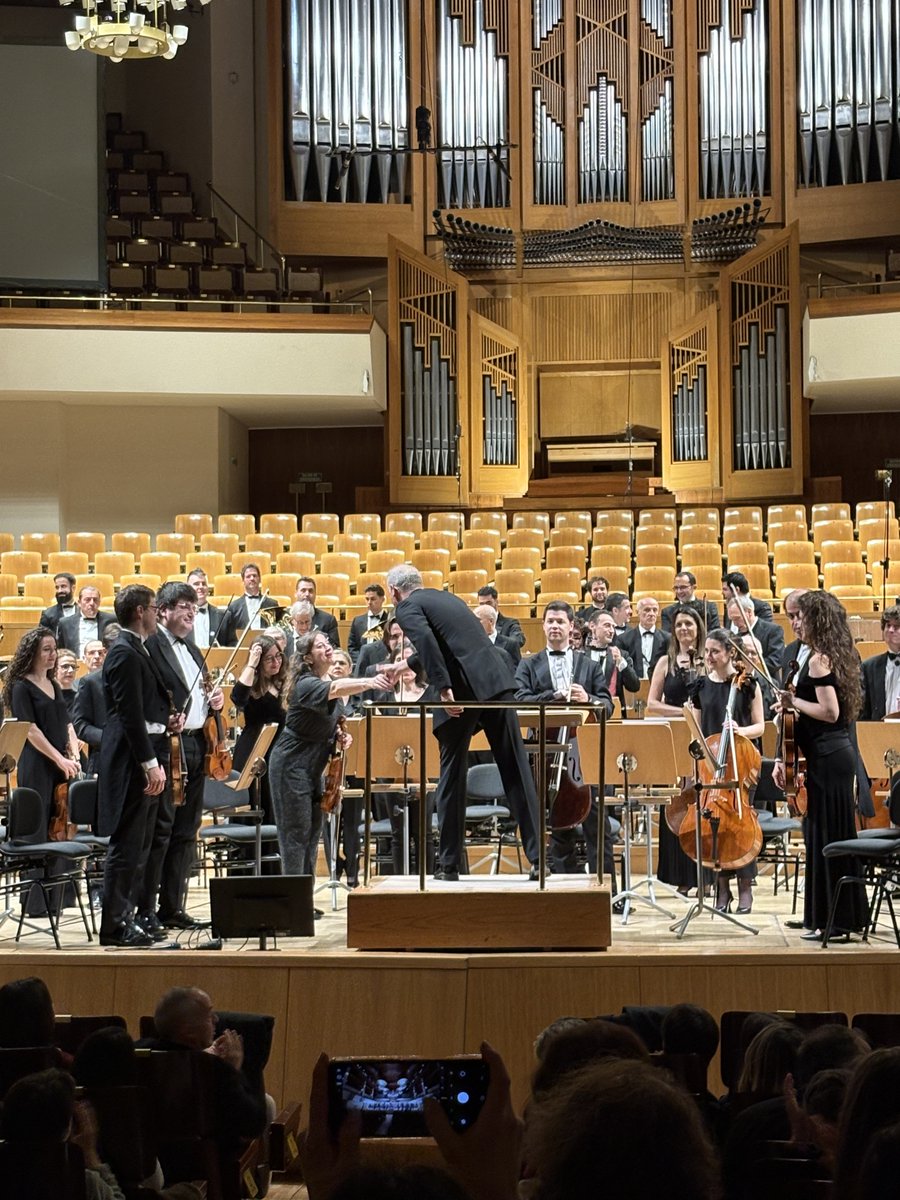 Ayer, un día lleno de música... broche de oro <a href="/ocnesp/">Orquesta y Coro Nacionales de España</a> bajo la batuta de <a href="/CarlosM36429176/">Carlos Miguel Prieto</a> y amo con todo la pieza de Antrópolis de <a href="/GOrtizcomposer/">GABRIELA ORTIZ</a>