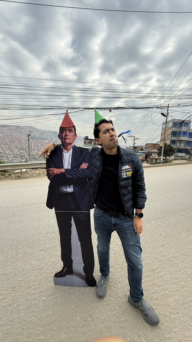 Por aquí en Soacha celebrando 1 año desde que Gustavo Bolivar le prometió una plaza de mercado a la comunidad.

Pronto video