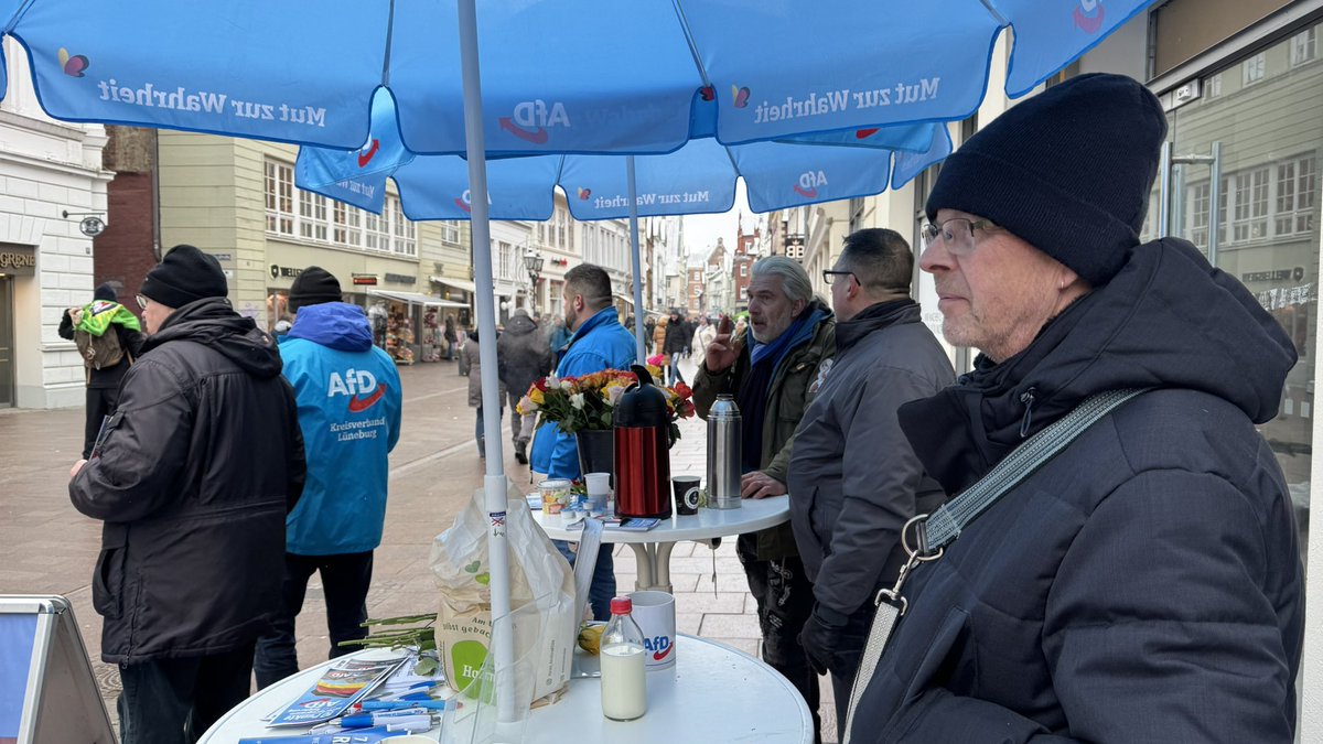 AfD_Lueneburg's tweet photo. Unsere Rosen gingen an das schöne Geschlecht und unsere Flyer und Informationen an alle, die noch nicht sicher sind, ob sie der AfD genügend Liebe entgegenbringen können.
Ihnen allen wünschen wir einen liebevollen Valentinstag. 💝 💙
#DeshalbAfD #ZeitfürDeutschland #valentinstag https://t.co/Ix6a6hlC2T