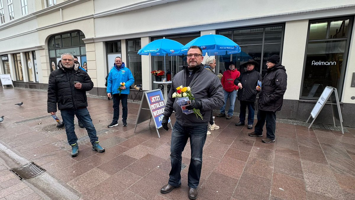 AfD_Lueneburg's tweet photo. Unsere Rosen gingen an das schöne Geschlecht und unsere Flyer und Informationen an alle, die noch nicht sicher sind, ob sie der AfD genügend Liebe entgegenbringen können.
Ihnen allen wünschen wir einen liebevollen Valentinstag. 💝 💙
#DeshalbAfD #ZeitfürDeutschland #valentinstag https://t.co/Ix6a6hlC2T