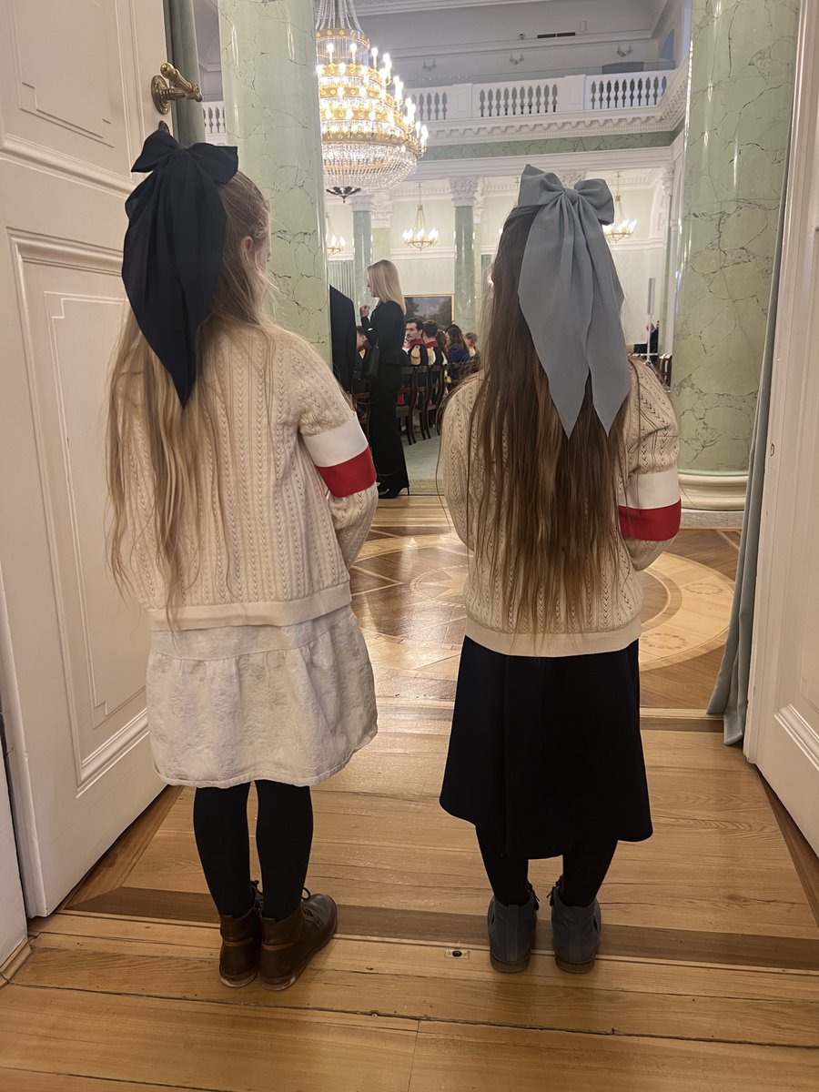 Kolejne pokolenie dumne z Bieli i Czerwieni. 
👍🇵🇱 Dziś w Pałacu Prezydenckim z Bohaterami AK i najmłodszymi.