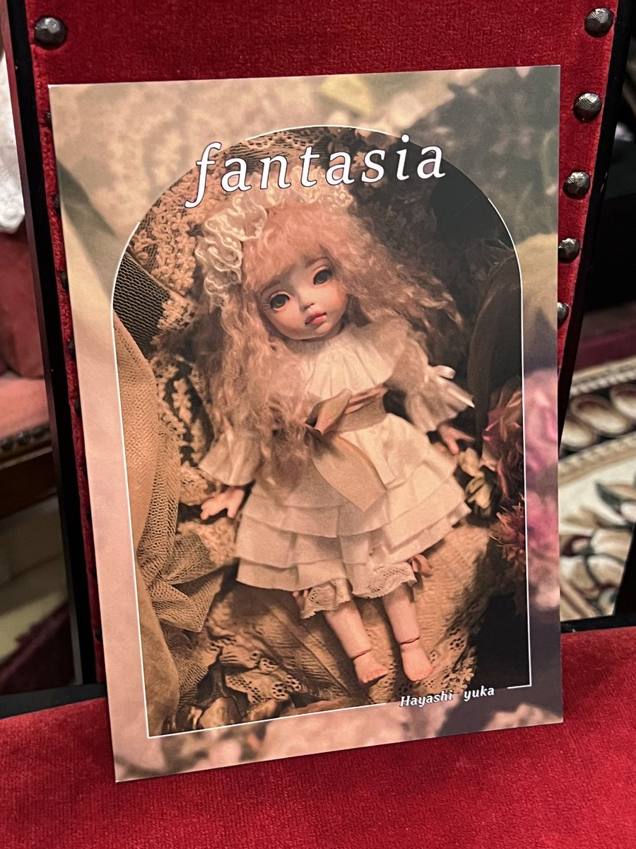 林由夏 @fuwarihonwaka さんから、 サイン入りの作品集をいただきまし