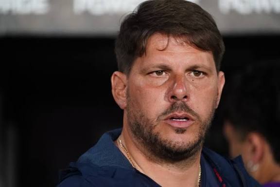 Viendo mundo X #SanLorenzo , me parece que ciclo agotado de Ayude. No sé entiende pq le renovaron el contrato hasta diciembre si hay elecciones en Mayo. Esperemos que la novela no se extienda hasta que quedemos afuera de la Sudamericana. #AndateAyude.