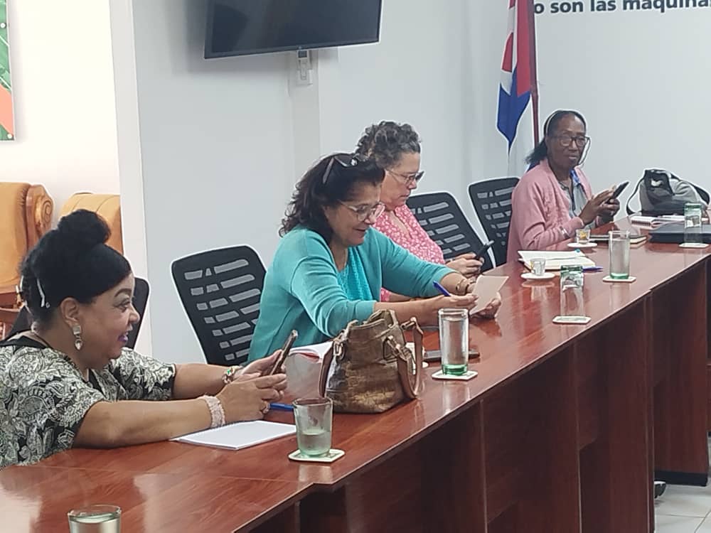 MinagCuba's tweet photo. Se realizó la reunión de comunicación social,con los Vicepresidente y Comunicadores de las OSDE y entidades Adscriptas y se orienta ante la situación de crisis la necesidad de Comunicación permanente a los públicos internos y externos del Sistema de la Agricultura y la Comunidad. https://t.co/yumxaeLZfp