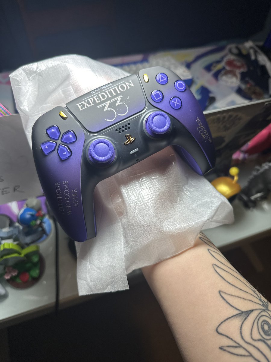 FandomCreates's tweet photo. Happy Valentine’s Day to a game that absolutely won and broke my heart at the same time. Just a few #ClairObscurExpedition33 things I got recently. One being a controller I designed myself through ModdedZone. Along with some wonderful art done by @Krystine_art ! https://t.co/IDKlDLAwKS