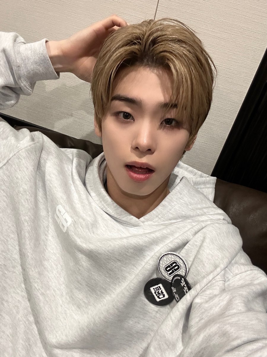 하 균둥이님 애교포즈 짓는다고 무리하시다가 갑자기
애니st 머쓱 머리긁적포즈 짓는거 왤케웃김