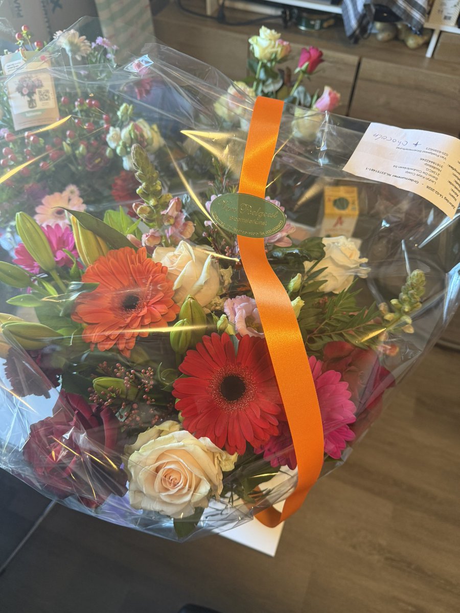 Crying bc these roses are so big and so pretty!!!

Again thank you!!
As a strong independent girlie I still struggle embracing my femininity sometimes cause of my insecurities —so I just fool around and be unhinged to protect myself hahaha

I love being a girl !!!🥺 Happy