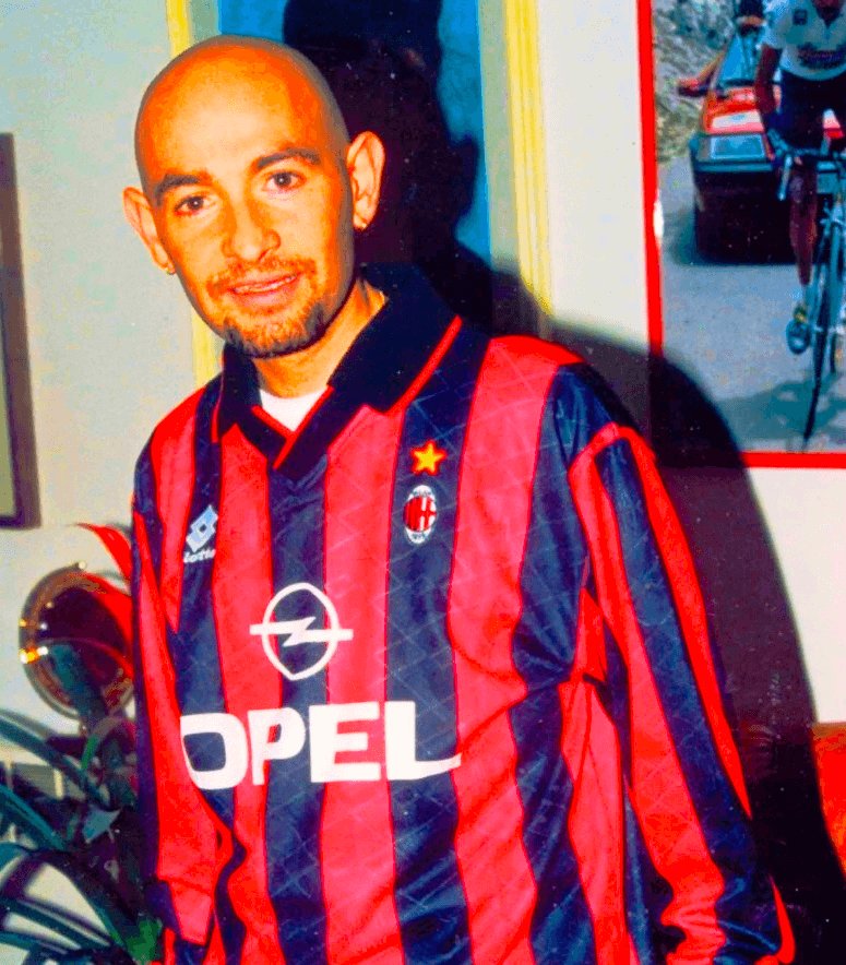 14 febbraio 2004
14 febbraio 2026
Sono già 22 anni che ci hai lasciati, ma sei sempre vivo nei nostri cuori e nei nostri ricordi. Forse un giorno verrà fuori tutta la verità di quanto sia successo realmente quel giorno in quella stanza dove trovasti la fine dei tuoi giorni
ma nel