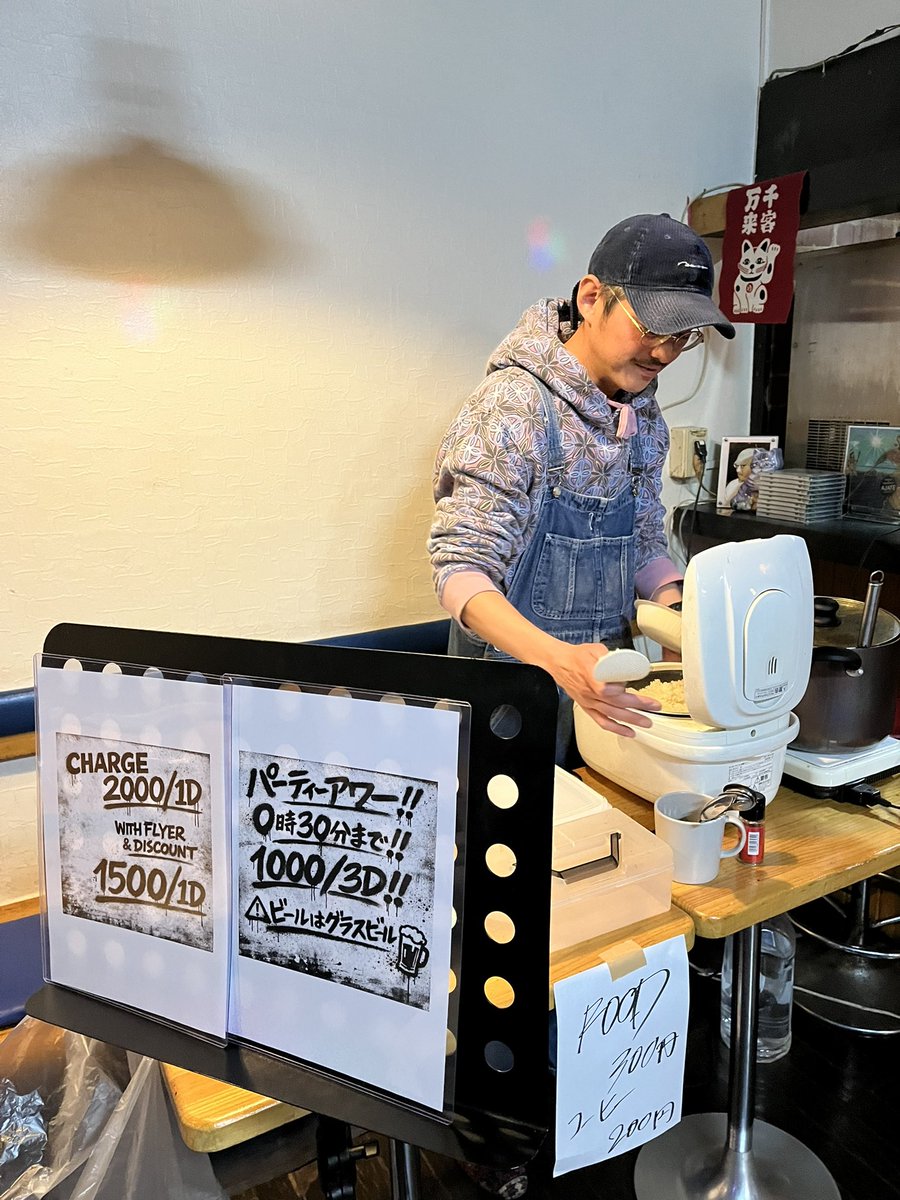 オープン前からフードをいただく！