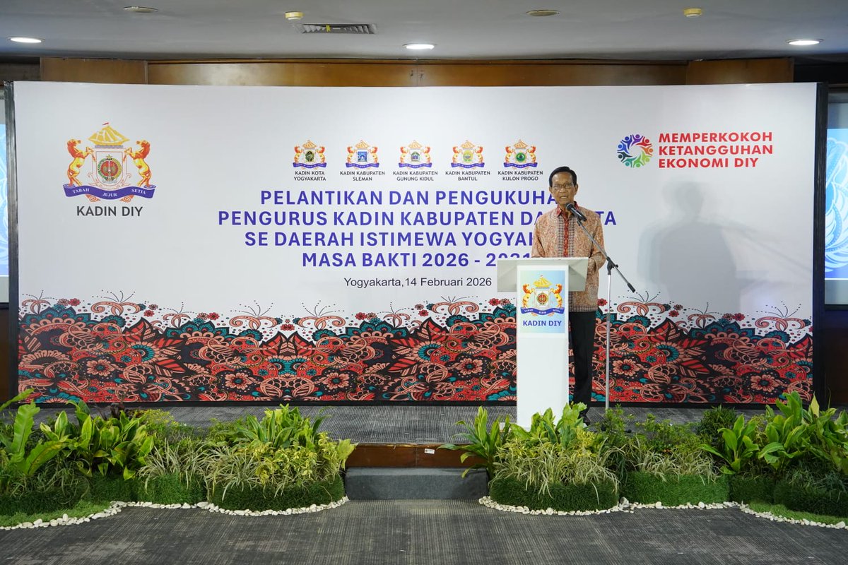 Mendampingi Bapak Gubernur dan Gusti <a href="/gkrmangkubumi/">GKR Mangkubumi</a>, Pelantikan Pengurus KADIN se-Kabupaten/Kota se-DIY. Harapan besar untuk pengurus baru KADIN untuk bisa menggairahkan pertumbuhan ekonomi DIY, karena Ngarso Dalem berharap ekonomi DIY tahun bisa tumbuh di atas 6%

Selamat dan