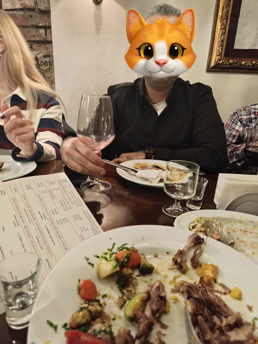 Şarabı yudumlayan ile sarhoşluk hissini yaşayan arasındaki o kırılmaz anın içindeyken fotomu çekmişler.