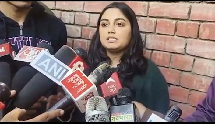 सारे मनु मीडिया ब्राह्मण रुचि तिवारी का इंटरव्यू ले रहे हैं।

आज के बाद कोई भी बहुजन इसे गोदी मीडिया नहीं कहेगा 
ये मनु मीडिया है, ब्राह्मण मीडिया हैं।

जातिवादी मनु मीडिया सिर्फ एक पक्ष का इंटरव्यू ले रहा है।

अब समय आ गया है कि मिडिया में आरक्षण लागू करके SC/ST/OBC के पत्रकार