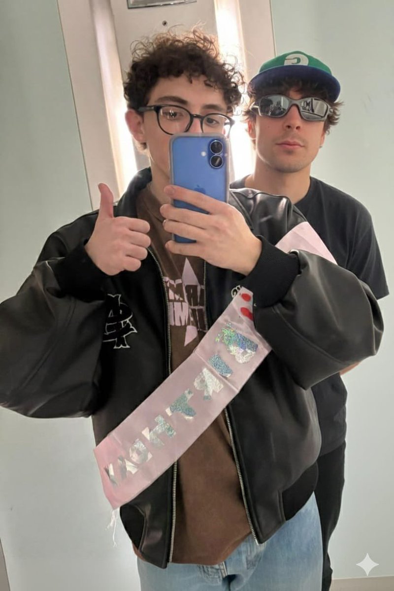 Pacosaurus_'s tweet photo. Foto con el amor de mi vida. @nilojeda
@mlfshks hoy es mi cumpleaños, y que mejor regalo que 100€ para milfshakes (o un anillo 💍)…
#admincupido https://t.co/0dAB9Vc6di
