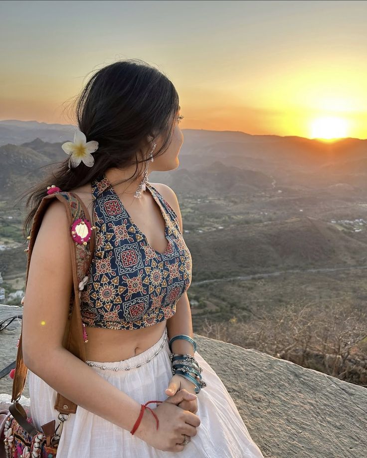 शुभ संध्या दोस्तों ☺️
ढलता हुआ सूरज कितना खूबसूरत लगता है ना 
#good_evening