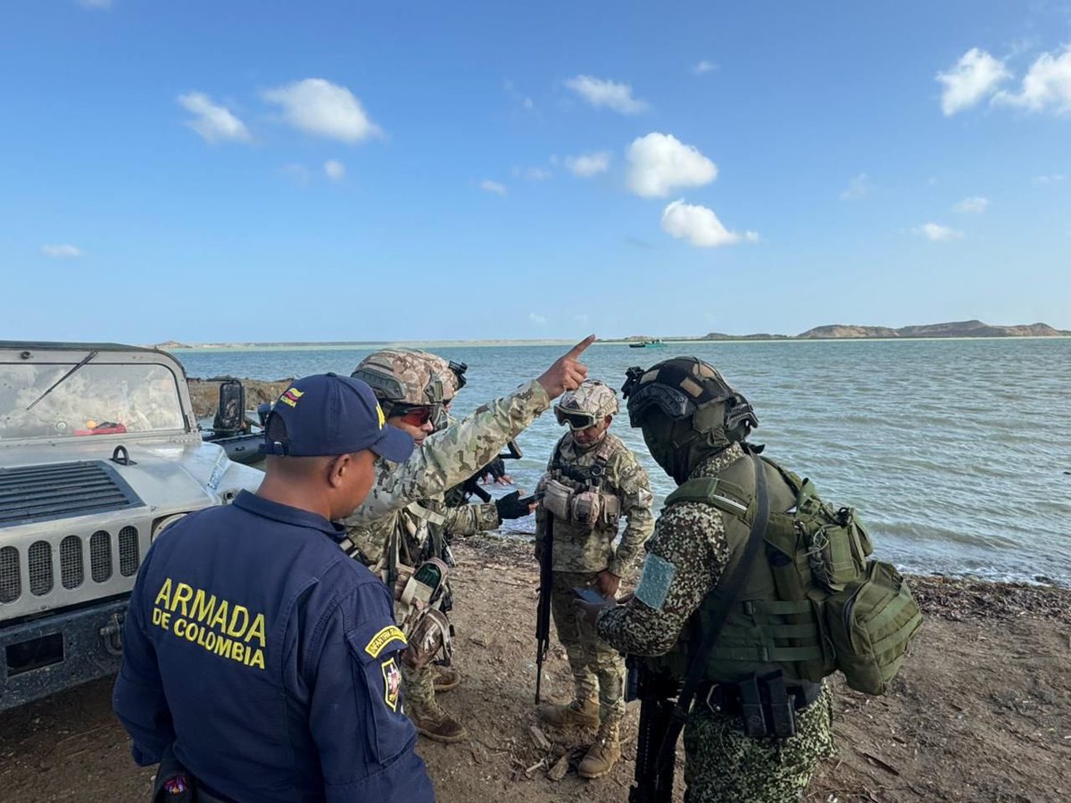 🚨⚓ Afectación a centro logístico del narcotráfico en La Guajira
En operación conjunta entre <a href="/COL_EJERCITO/">Ejército Nacional de Colombia</a> , <a href="/ArmadaColombia/">Armada de Colombia</a> y <a href="/FuerzaAereaCol/">Fuerza Aeroespacial Colombiana</a>, ubicamos y desmantelamos en zona rural de Uribia un astillero ilegal al servicio del GAO “Clan del Golfo”.
En el lugar hallamos un