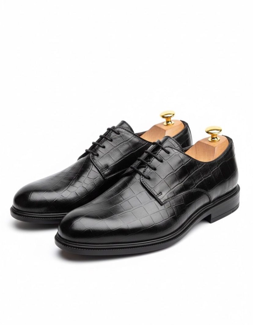 Shoe type: Derby

Original price - N45,000❌
Flash sale price - N40,000✅

Kindly send a DM to order