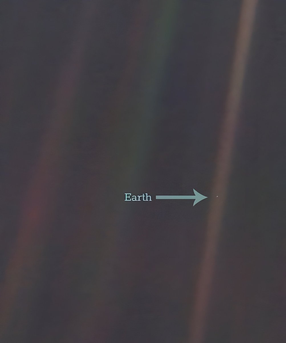 14 de febrero de 1990: La nave espacial Voyager 1 toma esta impresionante fotografía de la Tierra suspendida en un rayo de Sol. El brillante monólogo de Carl Sagan, como se menciona en su libro de 1994, Pale Blue Dot:

"Desde este punto de vista distante, la Tierra podría no