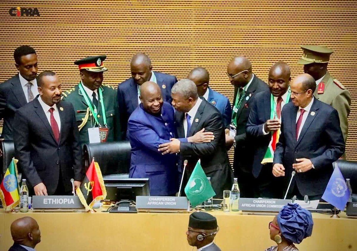 L'Angola cède la présidence de l'Union Africaine au Burundi.