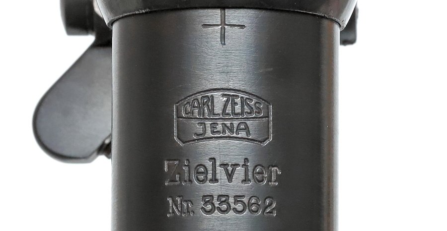 更新しました！！
ドイツ軍の狙撃銃といえばコレ。主力小銃 Kar98k で使用していたカールツァイス製の4倍スコープ「ツィールフィア・Zielvier」の非常に珍しい軍用タイプ。製造から80年以上経過していますが光学性能は一級品です😊
german-smallarms.com/98_ZF_top.html