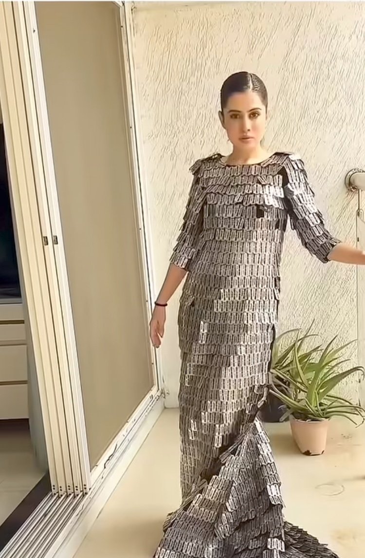 🔥 उर्फी जावेद फिर चर्चा में! अतरंगी फैशन से सोशल मीडिया पर मचाया तहलका 🔥

टीवी और सोशल मीडिया की सबसे बोल्ड व कंट्रोवर्शियल स्टार उर्फी जावेद एक बार फिर अपने अनोखे और हटके फैशन सेंस को लेकर सुर्खियों में हैं। इस बार उन्होंने ब्लेड और मेटल डिजाइन से बनी बेहद एक्सपेरिमेंटल ड्रेस