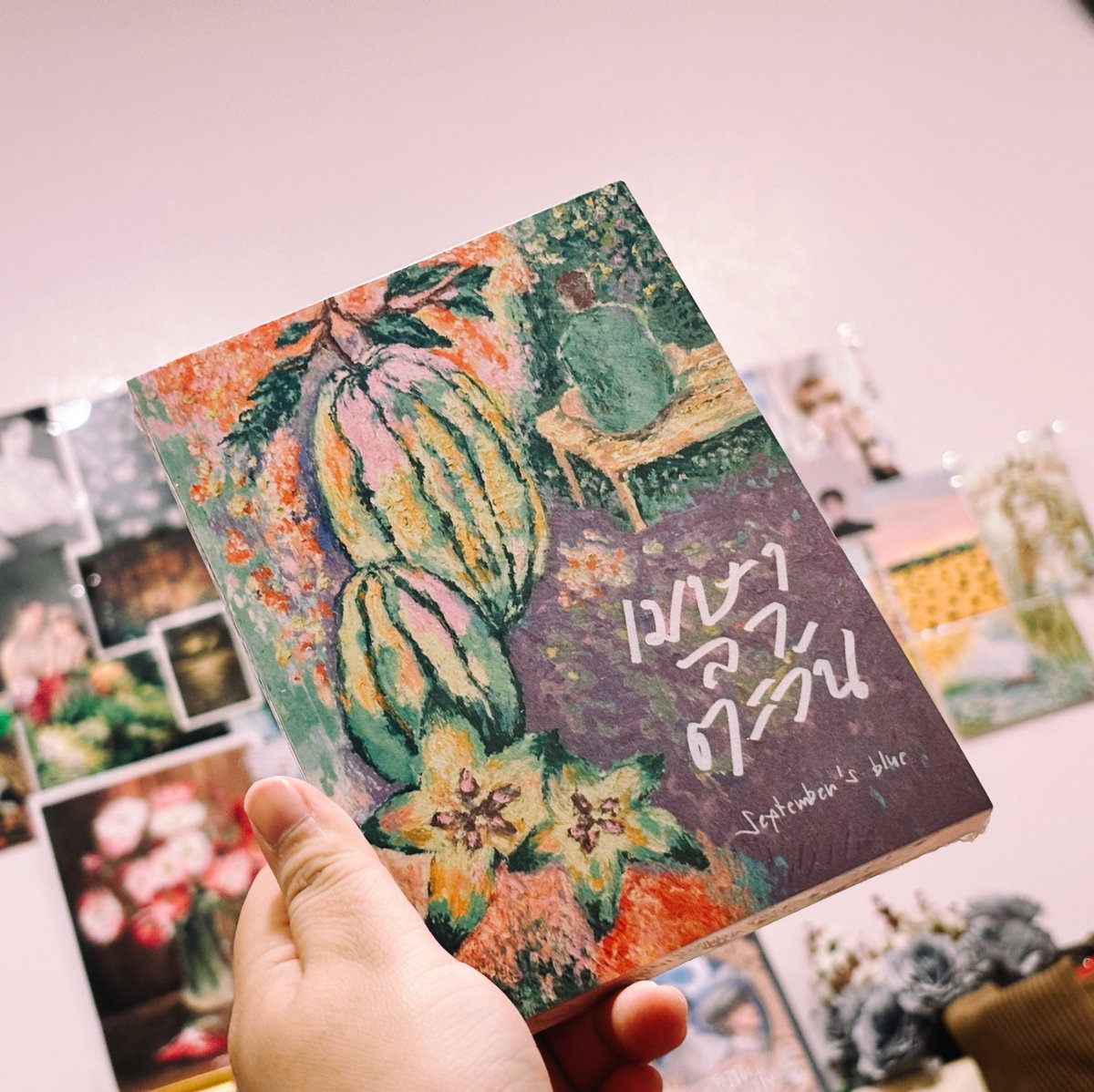 — เมษาลาตะวัน

245 ค่าส่ง 40☀️🌅

สนใจ เมนชัน Or DM

"คนนอก - นี่แหละป้ายที่แปะอยู่บนตัวเรา ไม่ว่าที่ไหน เมื่อไร ไม่เป็นส่วนหนึ่งของอะไรทั้งนั้น" ความสัมพันธ์ระหว่างเด็กชายสามคน ถูกนิยามและนิยามตัวเองเป็นสิ่งแปลกปลอม ปะปนอยู่ในเมืองเล็กๆ ท่ามกลางแดดจ้าสลับพายุฝน