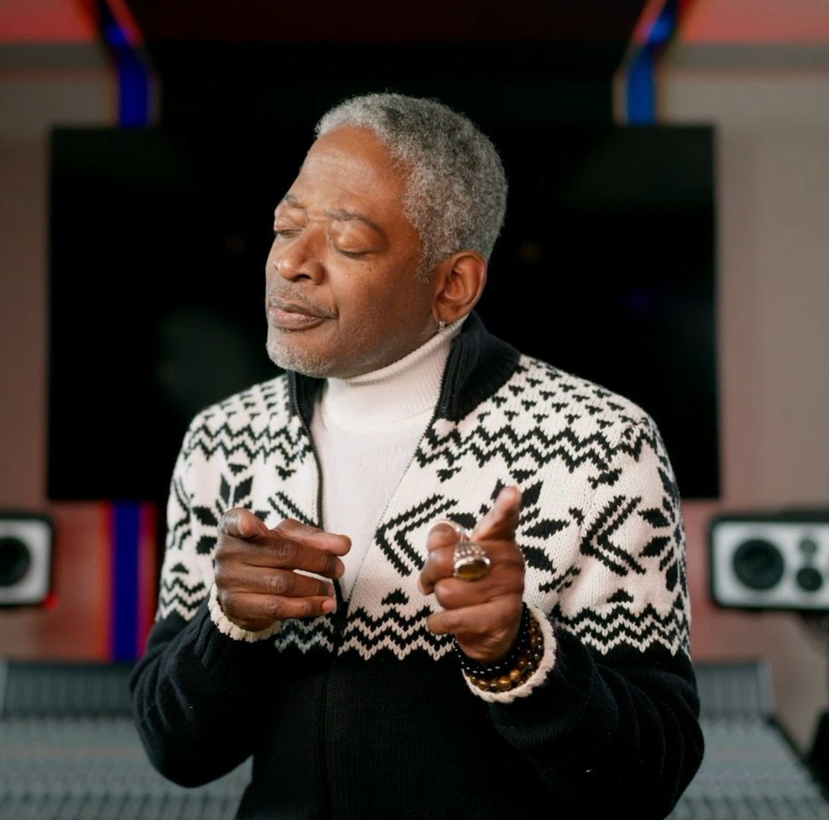 ”é impossível uma pessoa ter a voz mais marcante no mundo dos games e farmar aura ao mesmo tempo”.

TC Carson: