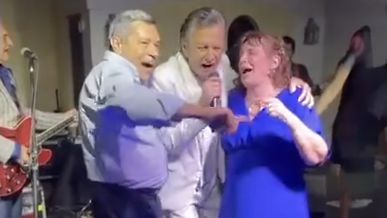 ¿Alguien sabe porque el poder judicial le impone restricciones a la domiciliaria a CFK y no hace lo mismo con ningún genocida ,ni con ningún otro preso comun?

Mira esta rata ,Jorge Olivera tres cadenas perpetuas y haciendo fiesta en su casa con Palito Ortega y 60 invitados.