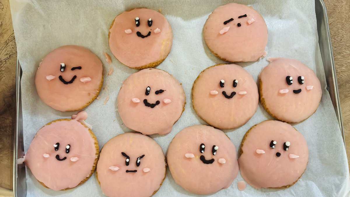 バレンタインfor子供！！
可愛かろー。

前の私なら「こんなちょんしか使わないのに100円のチョコペンもったいない！！」って買わなかった。

このちょんがあるだけで100倍かわいい。
子供も喜んでくれて嬉しさﾎｸﾎｸ。

器用じゃないから荒だらけだけどさ。
そこはいいのさ。