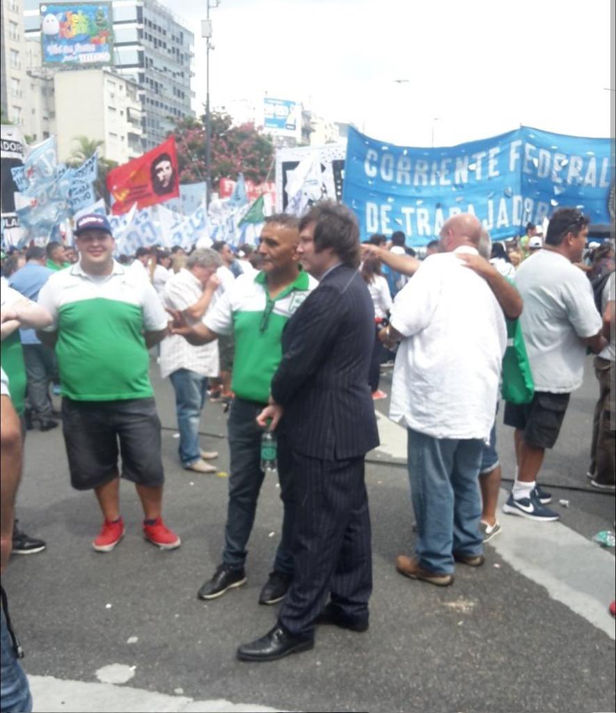 El Croto iba con traje y zapatos a una marcha de camioneros y a Davos va en zapatillas y Overol. 😂😂😂