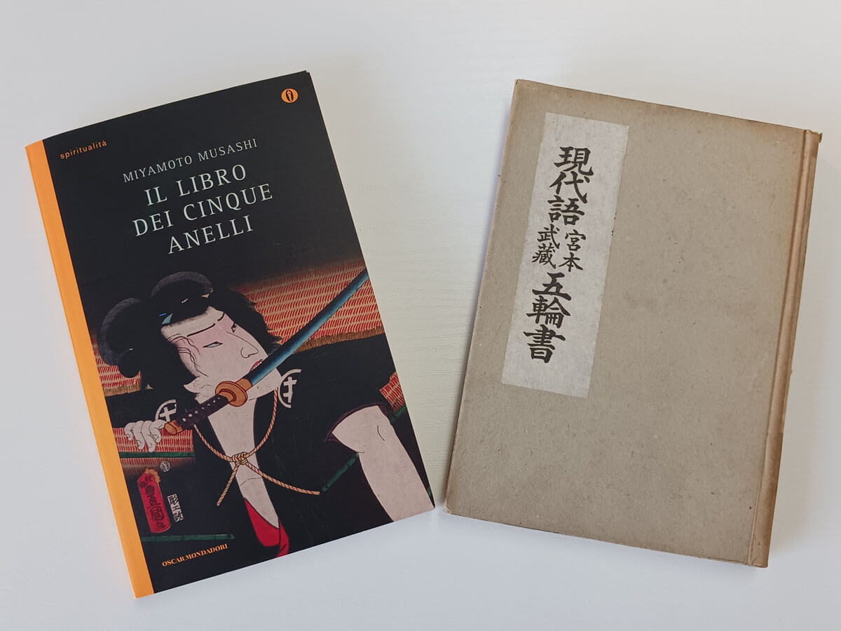 Tra i testi più celebri della tradizione guerriera giapponese, il Libro dei Cinque Anelli non è soltanto un manuale di scherma, ma un trattato strategico, filosofico e quasi metafisico sull’arte del confronto. Scritto nel 1645, da Miyamoto Musashi archiviutres.it/filosofia-e-sp…