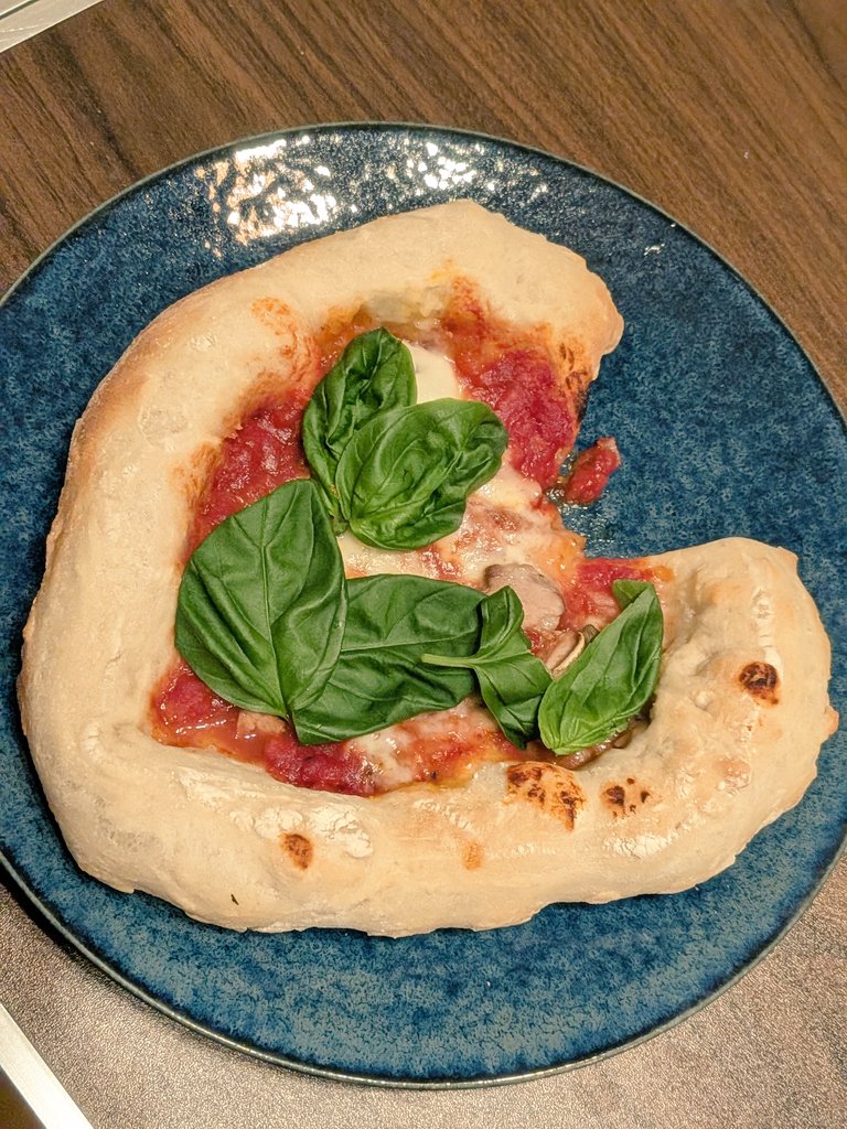 tonitonispoon's tweet photo. チョコのお返しにハートピザ焼いてみた(自分が食べたかっただけ）
わざわざイタリアの小麦粉取り寄せて何回も練習してるけどどーーしてもコルニッツォーネがちゃんとできなくてパンみたいになっちゃう。うーーん。もう習いに行きたい。

とりあえず
ハッピーバレンタイン！！ https://t.co/ifYoAZL45F