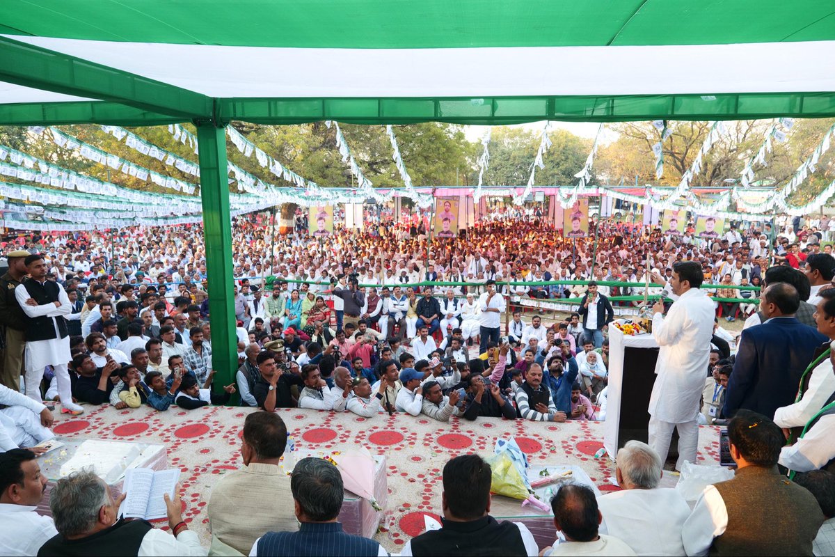 RLDparty's tweet photo. माननीय केंद्रीय मंत्री सह राष्ट्रीय अध्यक्ष जयन्त चौधरी जी ने हाथरस में वीर गोकुल सिंह (गोकुला जाट) जी की प्रतिमा का अनावरण कर उन्हें नमन किया। मुगल शासन के अन्याय के विरुद्ध सर्वसमाज को संगठित कर 20,000 से अधिक किसानों की सेना के साथ स्वाभिमान की रक्षा करने वाले महान योद्धा वीर गोकुल सिंह जी की वीरता और किसान चेतना को विनम्र श्रद्धांजलि।