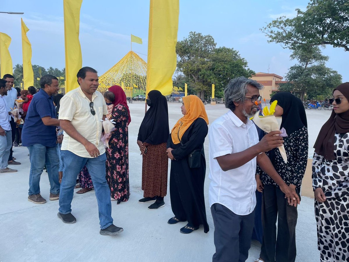 ކުރިއަށްއޮތް ލޯކަލް ކައުންސިލްތަކުގެ އިންތިޚާބުގެ ކެންޕެއިނަށް އެމްޑީޕީގެ ޕާލިމެންޓަރީ ގްރޫޕްގެ މެންބަރުން ށ.ފޯކައިދޫއަށް ވަޑައިގަތުމުން ހޫނު މަރުޙަބާއެއް! 

#HeyvallaThayyaaru
#GearUp
#LCE2026
#WDC2026
#VoteMDP