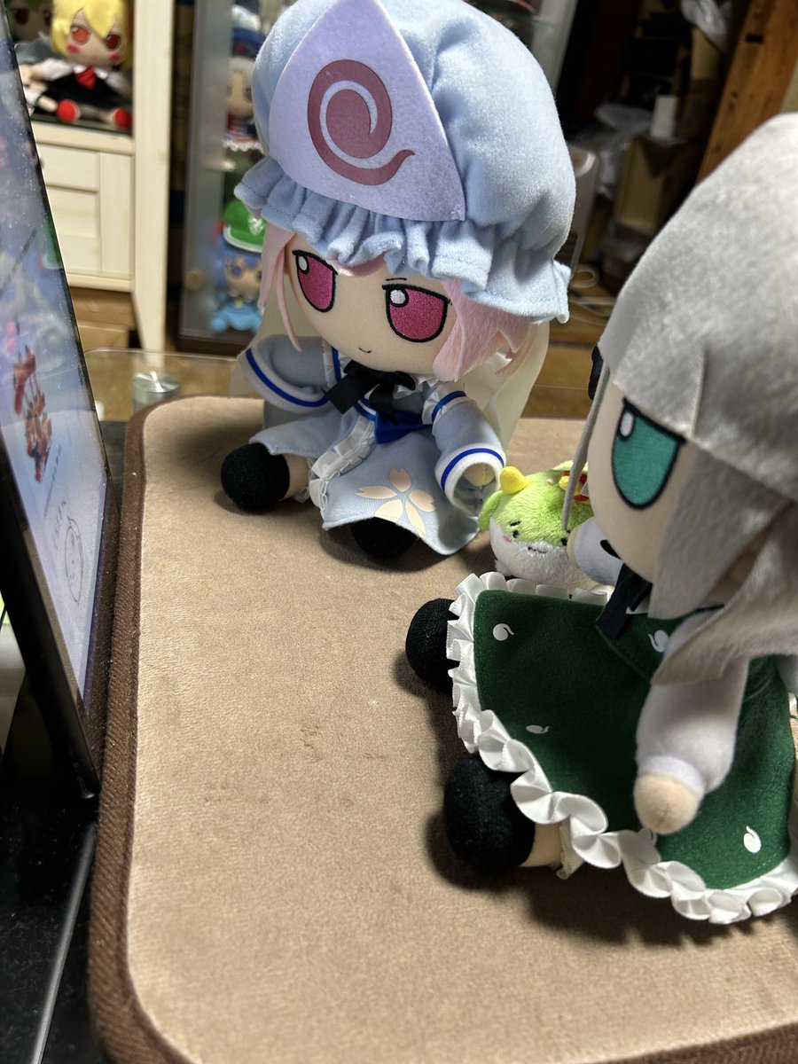 #ふもふも
#すくすく日和 

ふもゆゆこ『そう、このカビた大福みたいな生き物よ』

ふもようむ『すくすく白沢。上白沢慧音を元にして作られたキャラクターで、その姿形と色合いからカビ大福の異名を持つ、だそうです』

ふもゆゆこ『白沢と書いて「はくたく」って読むのね』

ふもようむ『かわいい』