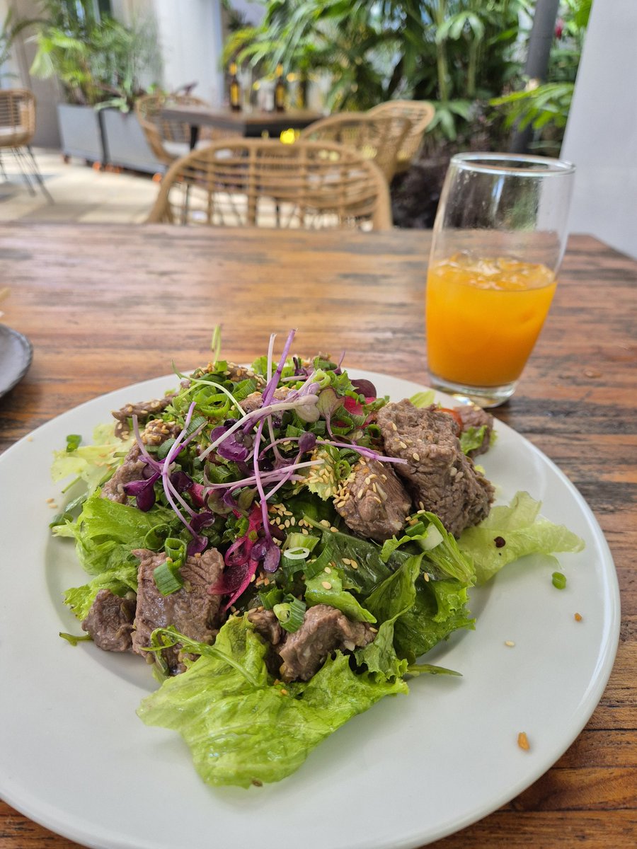 This is what a £26 salad looks like ladies and gents. I didn't know whether to pull my pants back up, or tip my hat to them. 😆

It was very good at least. Every cloud...