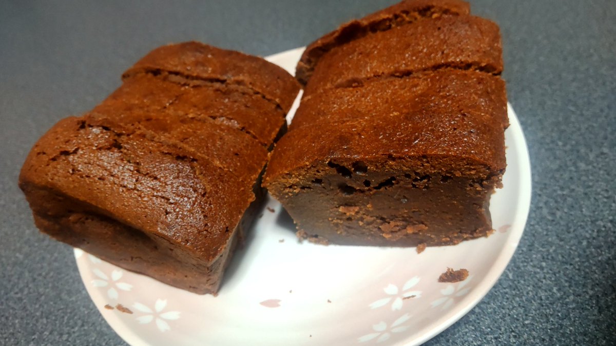 HappyValentine♡
と言う事で
今年もチョコ菓子作りました♪"
お家用なのでラッピングはなしで
お皿でそのまま頂きます(>ω<)
YouTubeShortで見て
コレにしよう！と決めて
初めて作りましたが
美味しく出来ました(*´ω`*)
今日全部は食べてないので
明日はちょっと温めて
食べてみようかと思います☆"