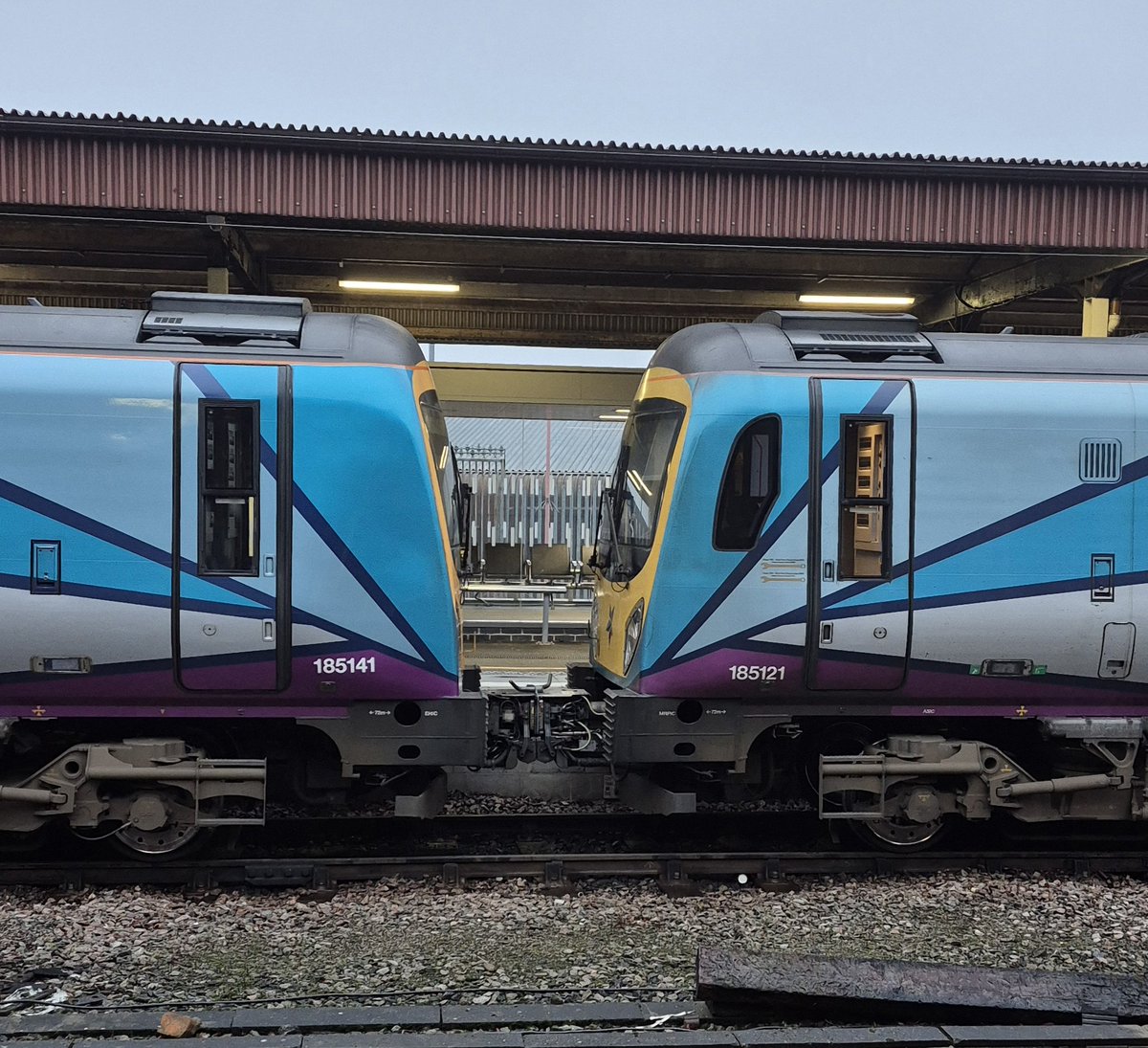 Westfield113594's tweet image. Happy Valentines Day from 185 141 and 185 122 😀❤️🚆🚆 #Class185 #yorkrailwaystation #transpennineexpress #ukrailwaystuff 
(My pic 18th January 2026 at York Railway Station)