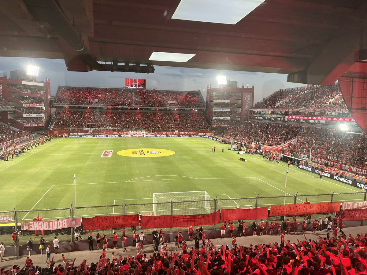 Sigo conociendo estadios de Buenos Aires. Anoche la cancha del Rojo, el “Rey de Copas” <a href="/Independiente/">C. A. Independiente</a> en su partido ante <a href="/clublanus/">Club Lanús</a>. Muy buen juego de Independiente que ganó merecidamente con dos goles ⚽️ ⚽️ espectaculares. 

¡Traigan vino que copas sobran, como dicen por allí!